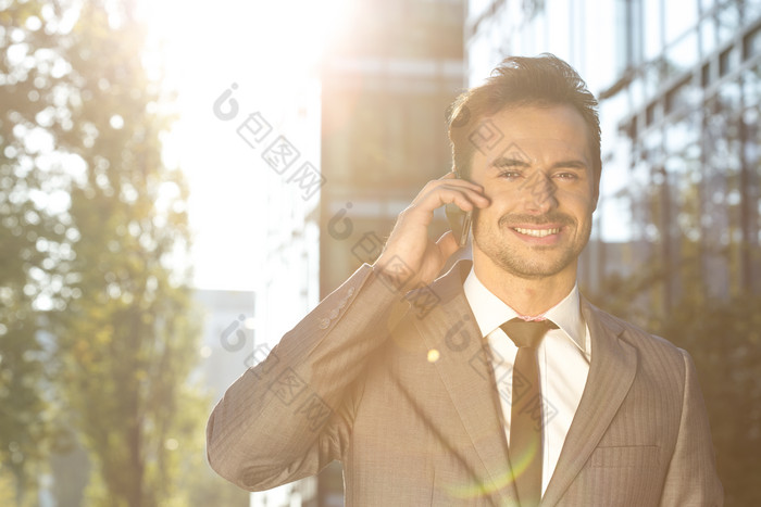 阳光下打电话的男人笑脸