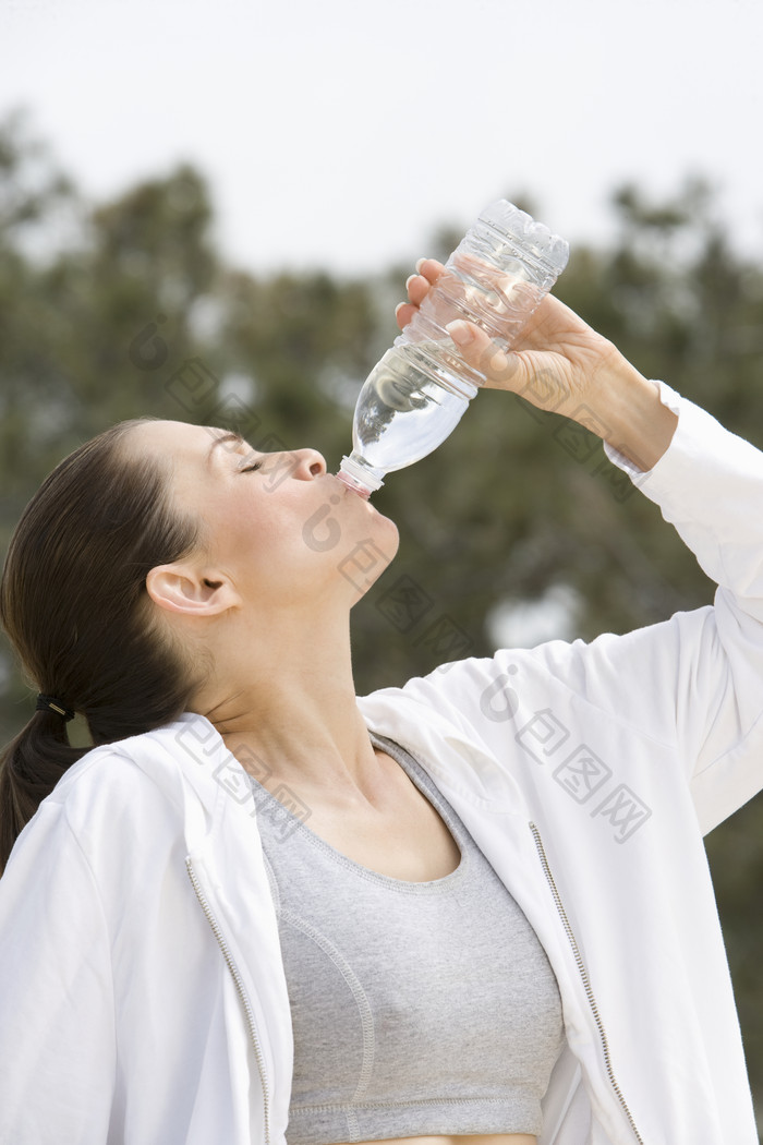 灰色调喝水的女孩摄影图