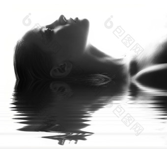 黑色风格水中的女生摄影图