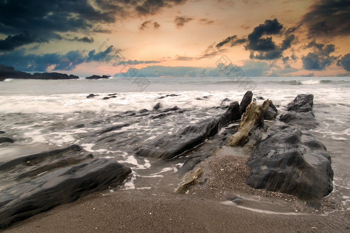 黄昏云彩下的海岸岩石