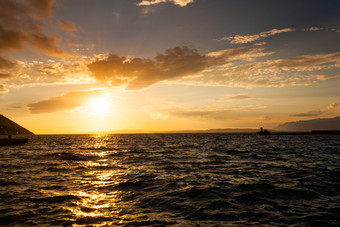暗色调<strong>大</strong>海上的日落摄影图