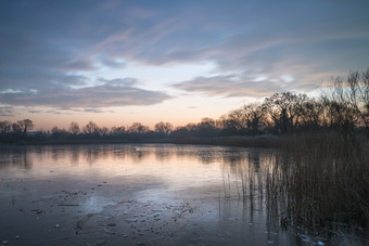 日落下的湖水摄影图