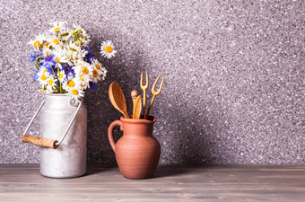陶罐旁的菊花花束摄影图