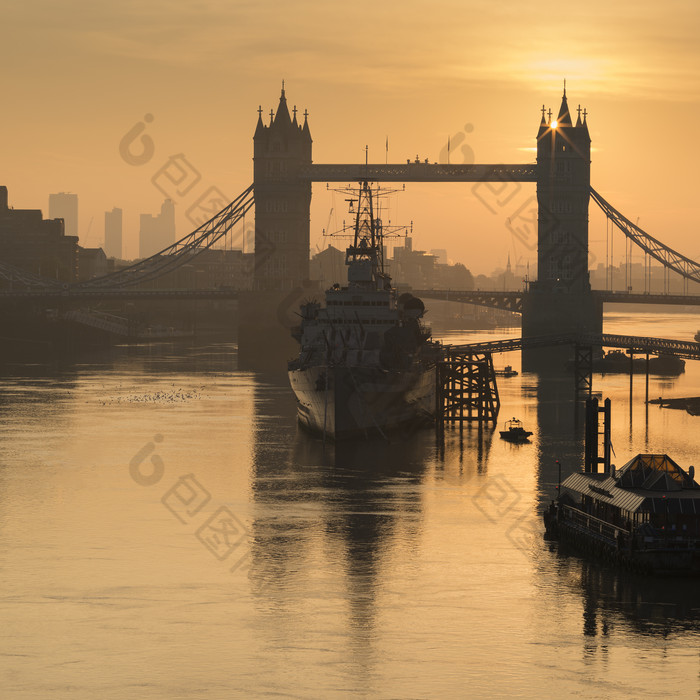 暗色伦敦大桥摄影图