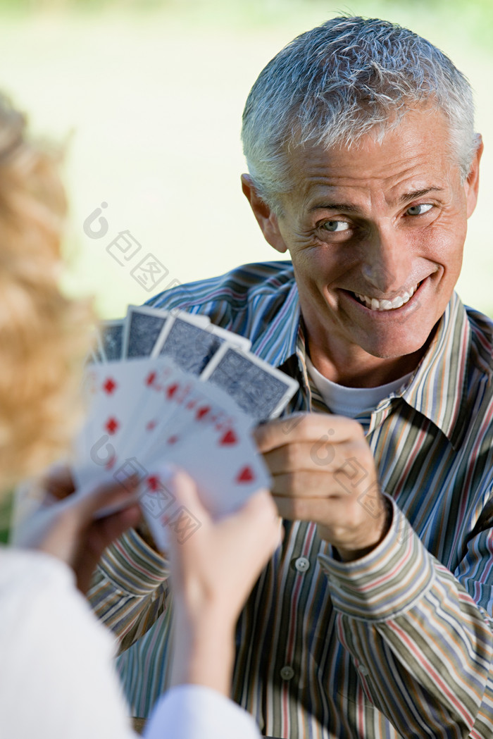 简约打扑克的夫妻摄影图