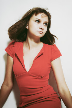 红色包臀裙女生摄影图