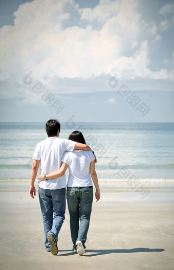 海边拥抱的<strong>夫妻</strong>摄影图