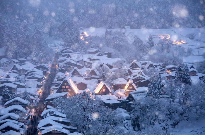 下过雪的小镇摄影图