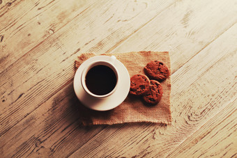 木桌上的咖啡和小饼干