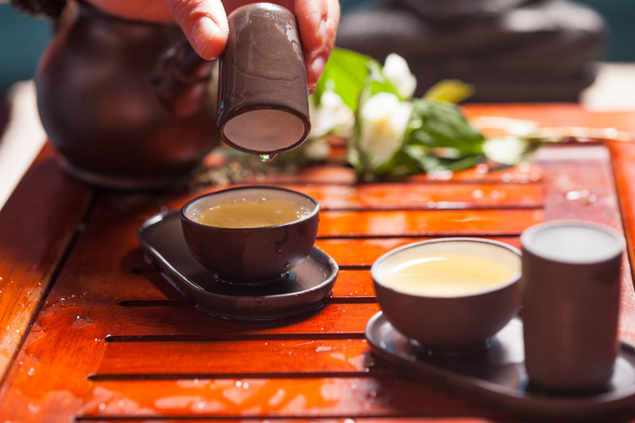 瓷杯里的茶摄影图