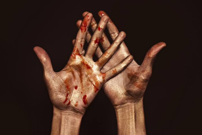 暗色染血的双手摄影图