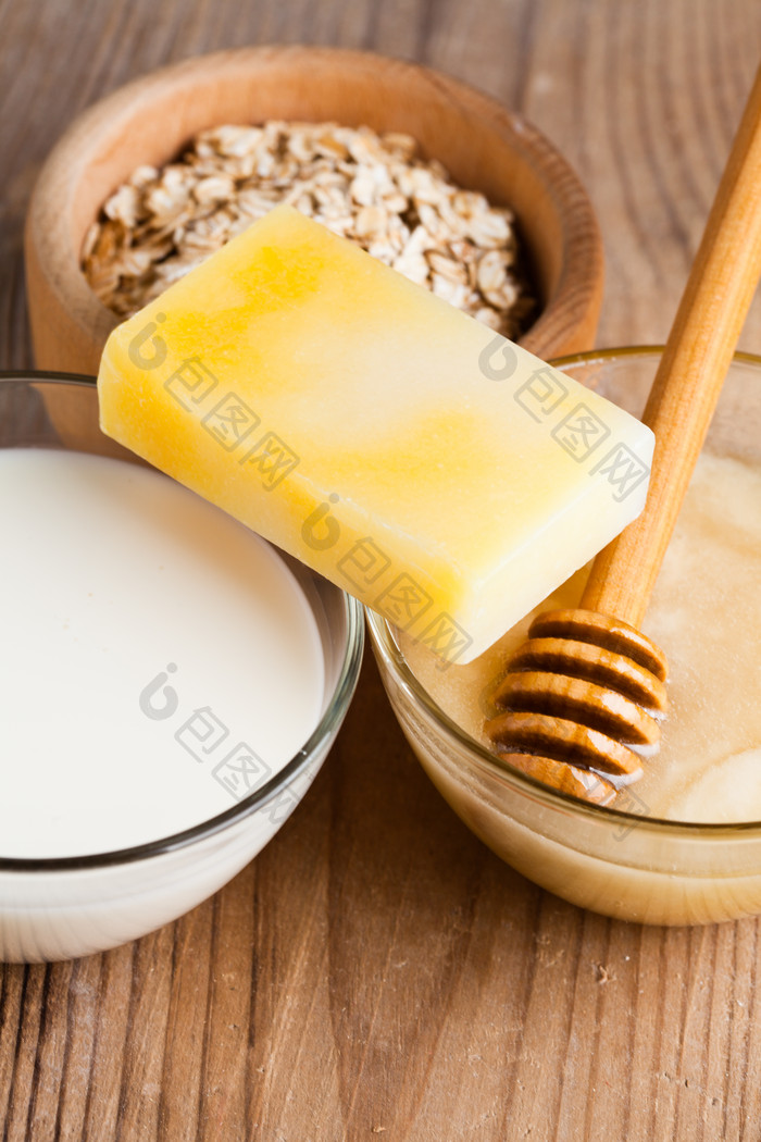 牛奶麦片黄油蜂蜜摄影图