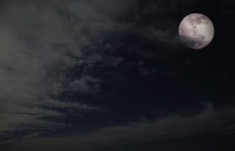 天空乌云遮住的月亮