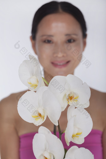 白色花卉和女人摄影图