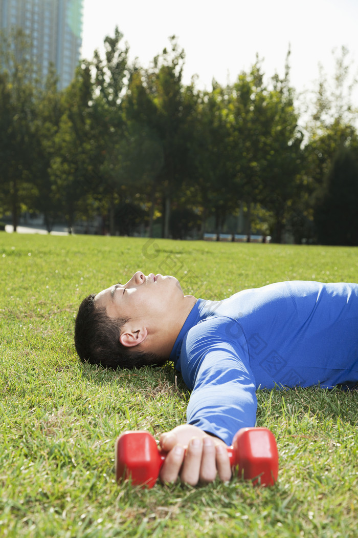 躺草地上睡觉的健身男人