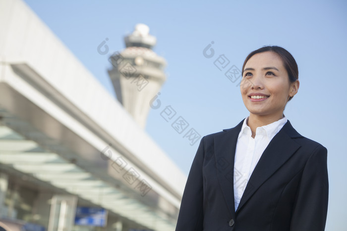 遥望远方的商务女士