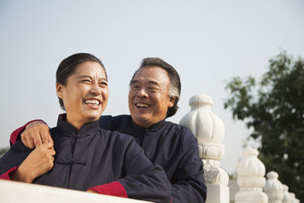 老年人男人女人奶奶爷爷户外桥上看风景旅行