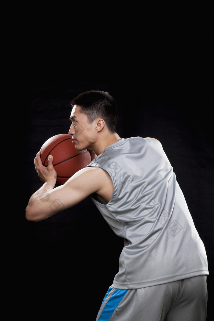 打篮球男人运动体育锻炼球衣抱着球投篮图