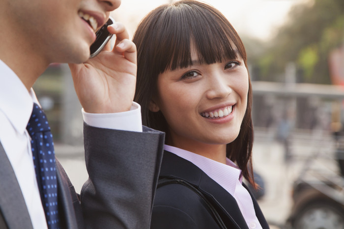 长发女人美女侧脸微笑城市白领