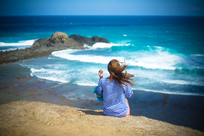 女孩假期旅游风景海边沙滩背影摄影素材图