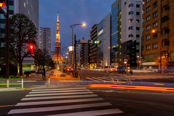 城市傍晚街道路口