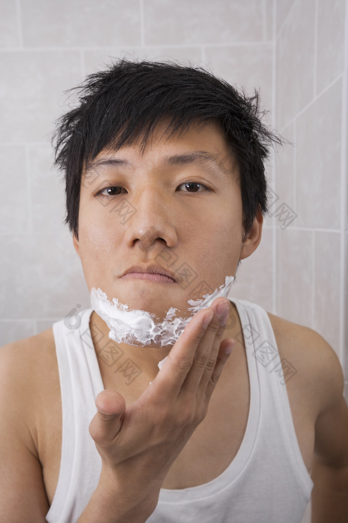 简约风在刮胡子的一个男人摄影图