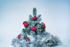蓝色调小圣诞树摄影图