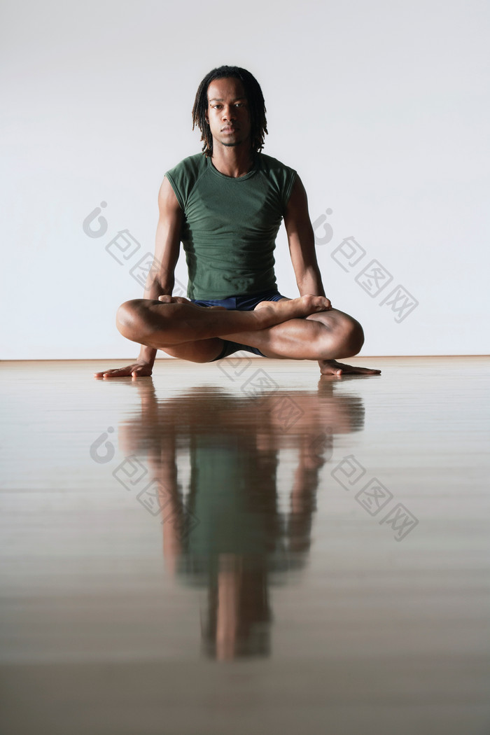 简约风做瑜伽的男人摄影图