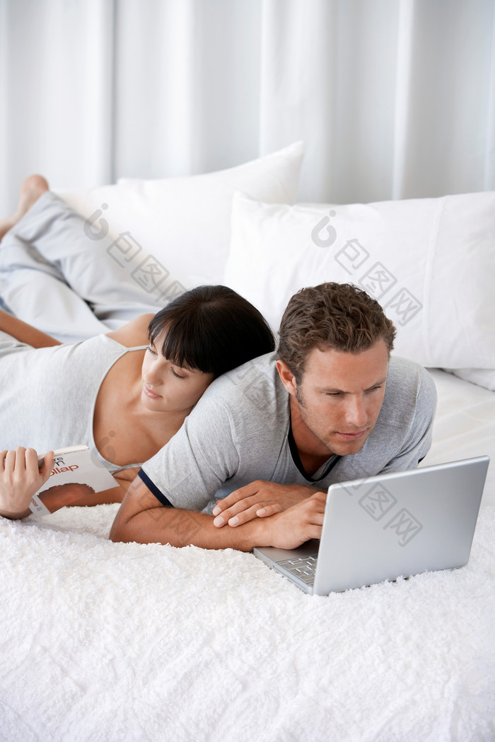 床上电脑上网的夫妻