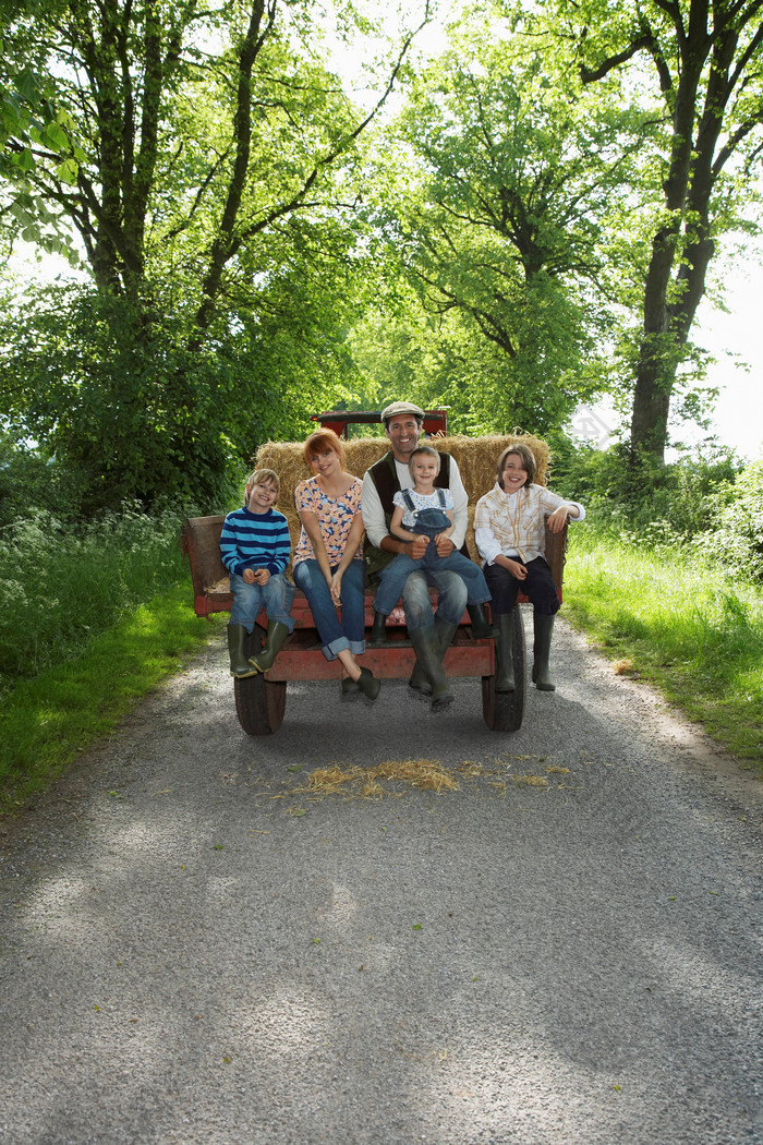 坐在农用车上的一家人