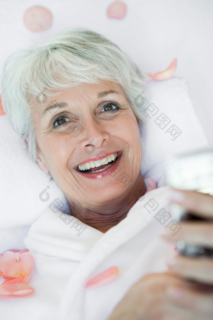 简约风快乐的老妇人摄影图