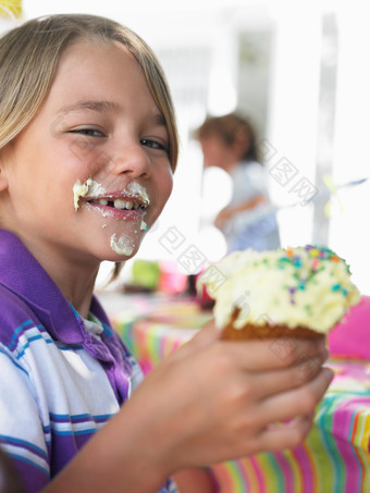 简约吃蛋糕的小孩子摄影图