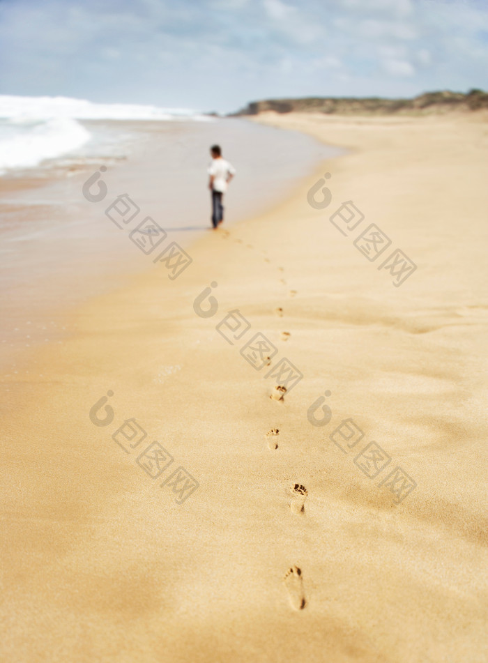 清新沙滩上的男孩摄影图