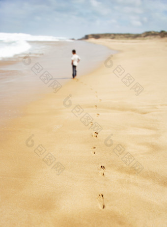 清新沙滩上的男孩摄影图