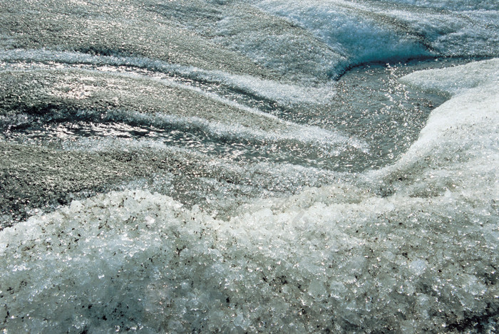深色调融化的冰摄影图