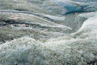 深色调融化的冰摄影图