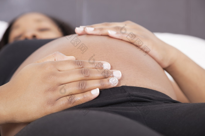 暗色调检查的孕妇摄影图