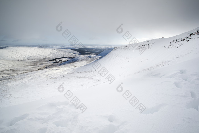 暗色调大雪地摄影图