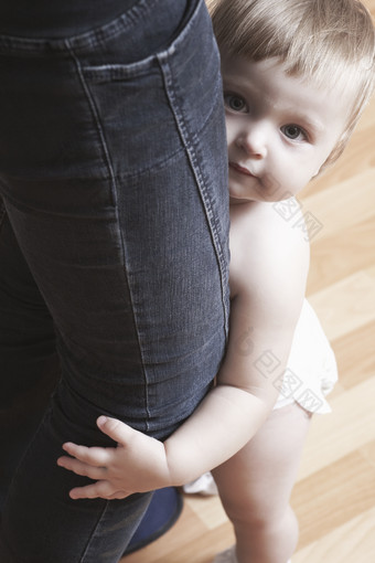 抱着大腿的婴儿摄影图