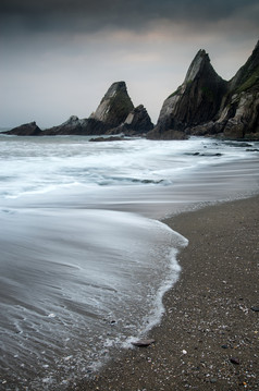 夜晚海边岩石山峰和潮汐