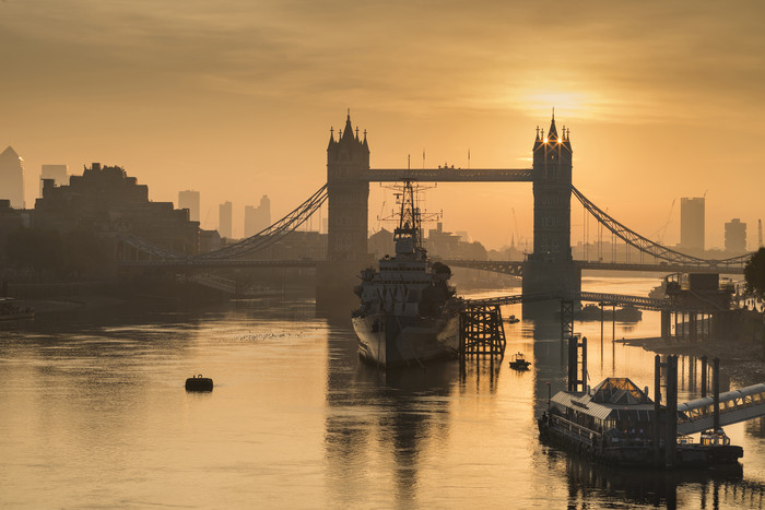 暗色调伦敦大桥摄影图