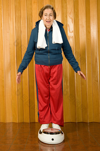 暖色调减肥的老人摄影图