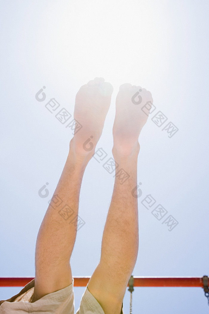 清新秋千上女人的腿摄影图
