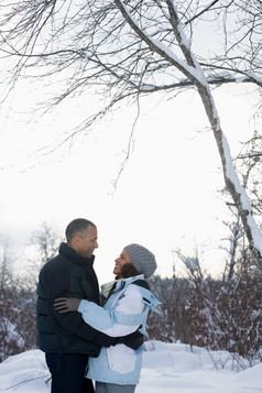 暗色调雪地拥抱的夫妻摄影图