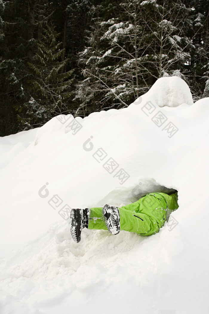 暗色调钻入雪堆摄影图