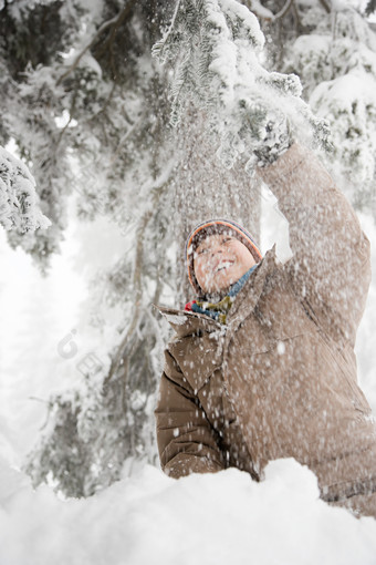 暗色调玩雪的<strong>儿童摄影</strong>图