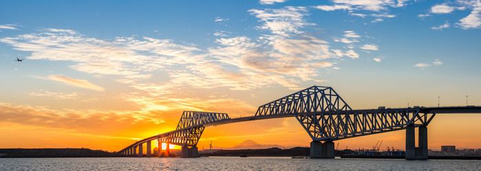 夕阳下的钢铁桥摄影图