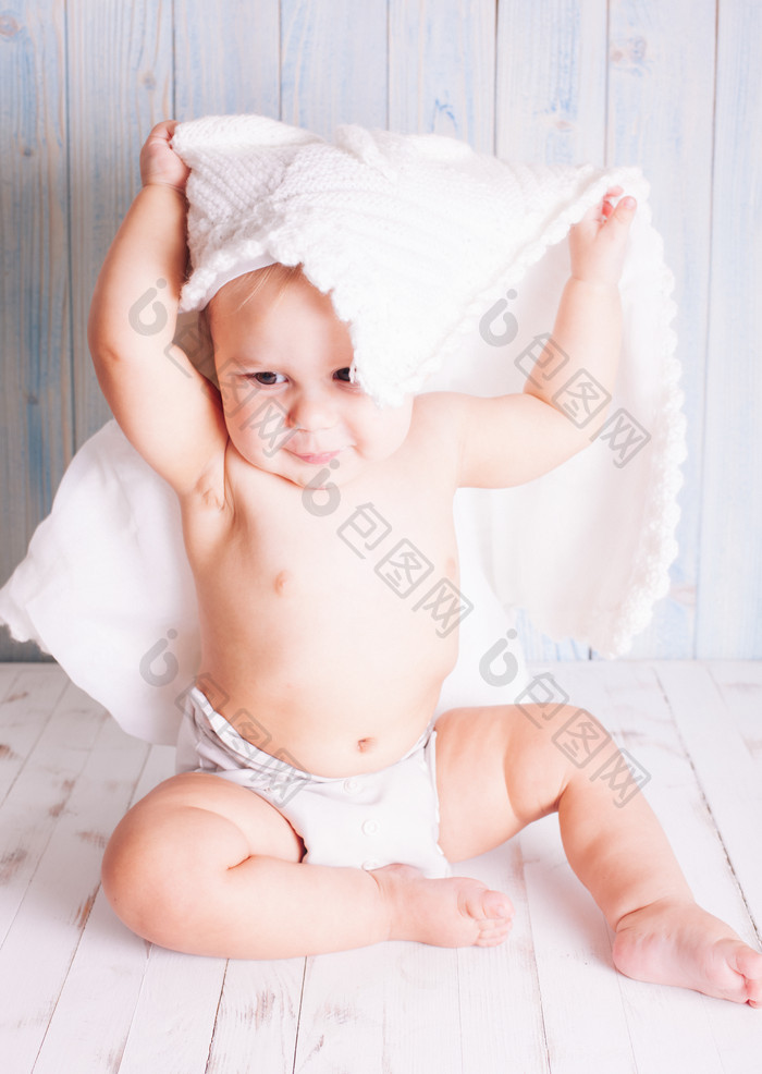 头上盖着毛毯的小婴儿