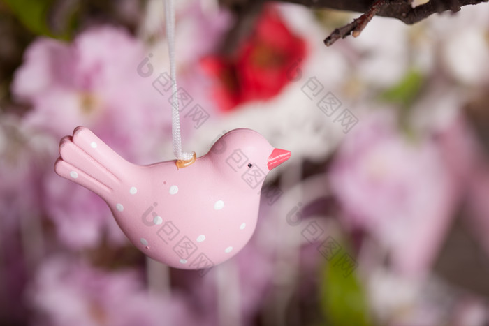 模糊花卉背景粉色小鸟