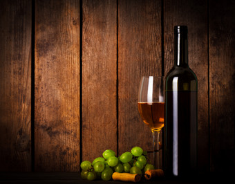 水晶葡萄和葡萄酒酒瓶